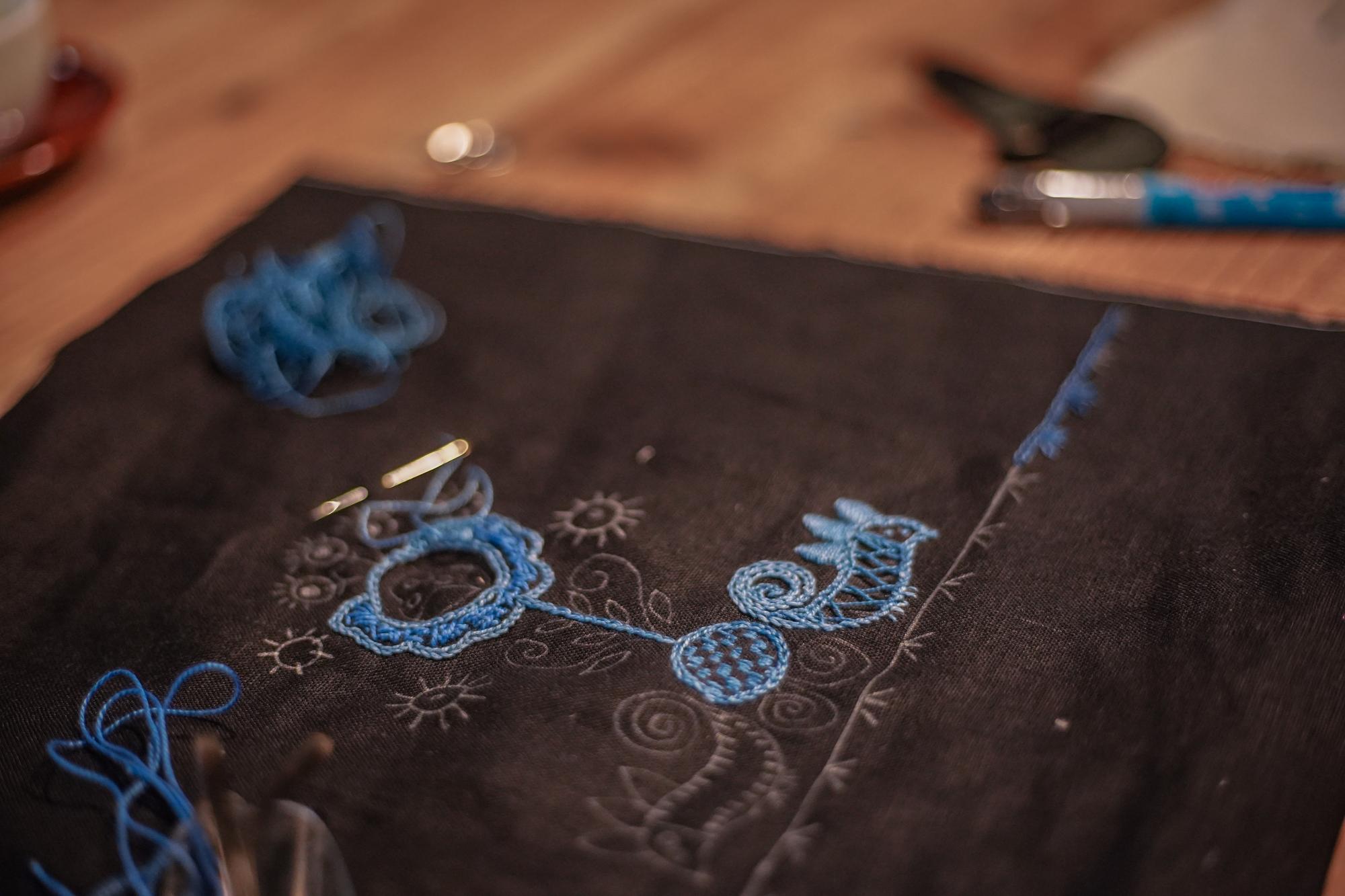 Dettaglio ricamo geometrico su denim