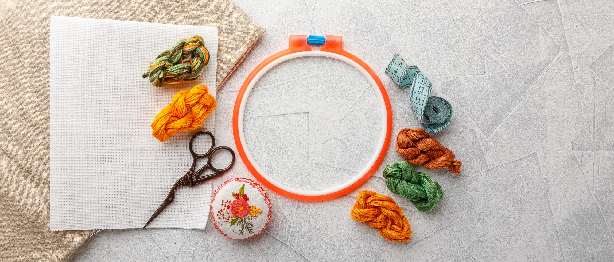 Kit iniziale per corso di ricamo con fili e telaio