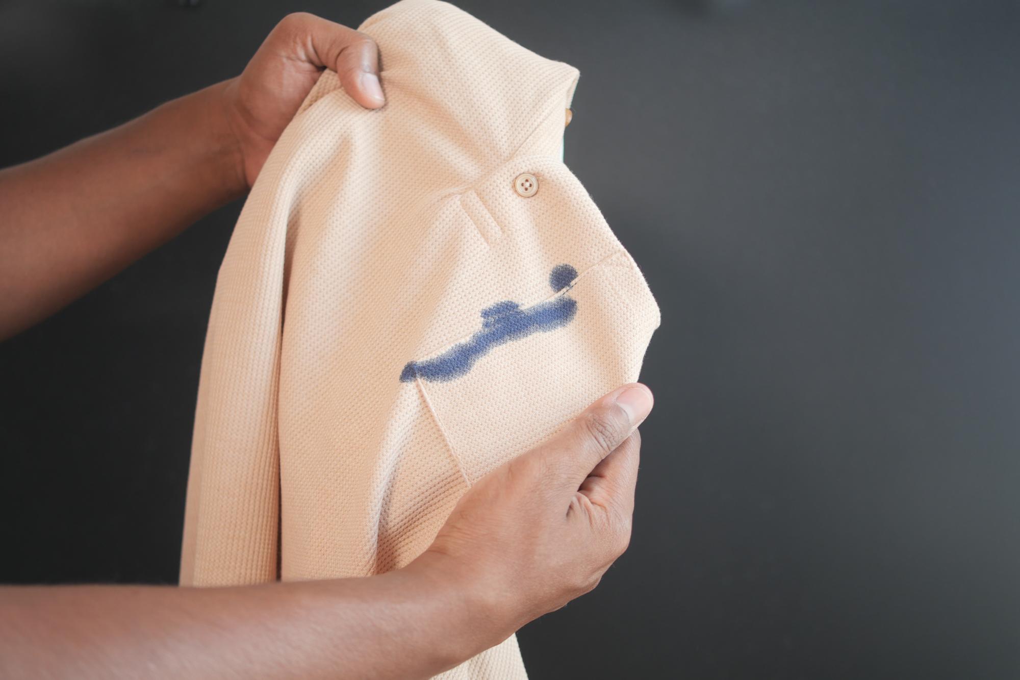 Camicia con piccolo strappo prima del ricamo